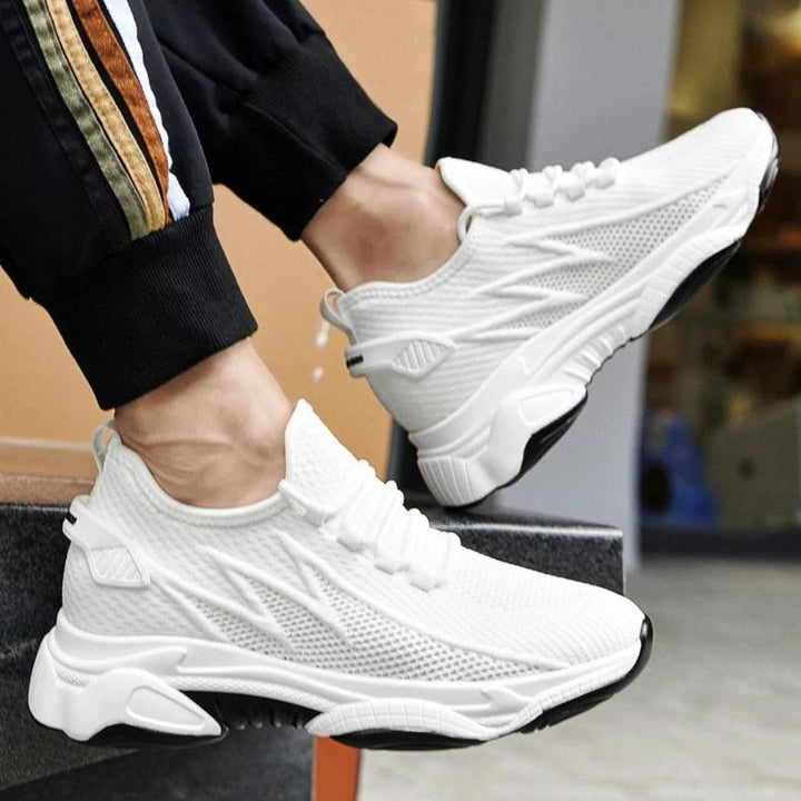 Nahaufnahme des MaxLift Boost Herren Sneakers, dezenter Höhengewinn und modernes Design.