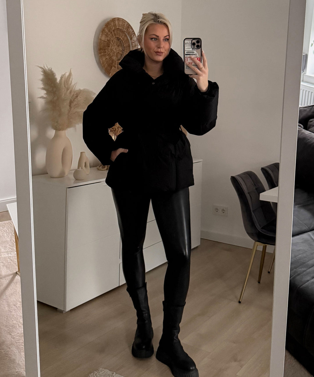 Warme kurze Damenjacke, mit Gürtel, Steppjacke, stilvoll durch den Winter.