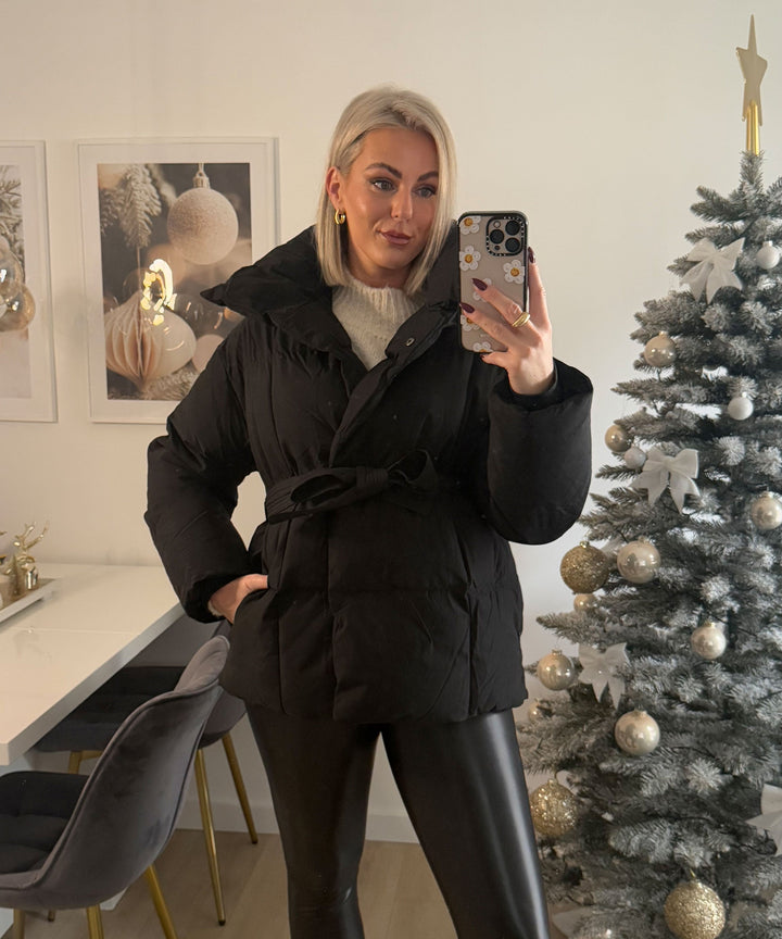 Damen Gürtel-Winterjacke, kurz, warm & stilvoll, perfekt als Steppjacke für den Winter.