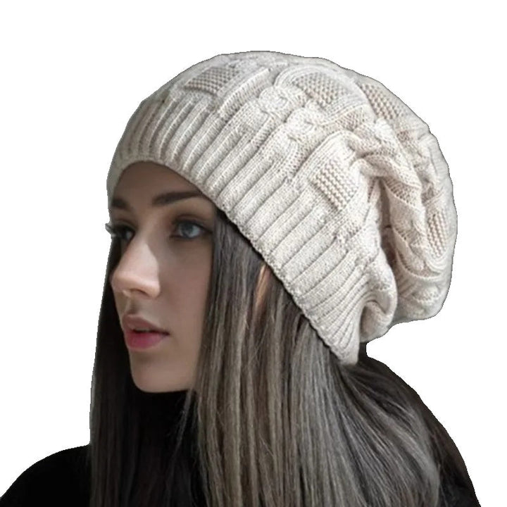 Lässige Damen Winter Beanie Nina, unifarben aus Strick. Warme, stilvolle Damenmütze für kalte Wintertage.