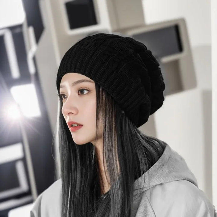 Gemütliche Damen Strickmütze Nina aus Polyester. Warme Winterbeanie für Damen, ideal für kühle Tage.