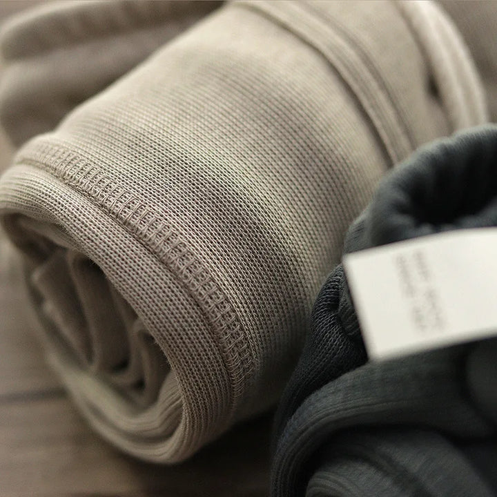 Stilvolle graue Herren Sommershorts, lässig und bequem für warme Tage und Freizeitmode.