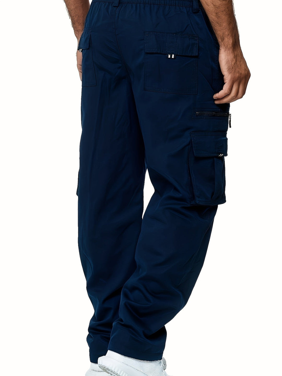 Moderne schwarze Herren Cargo Hose, bietet Komfort & Funktionalität im Alltag. Ideal für einen entspannten Look.