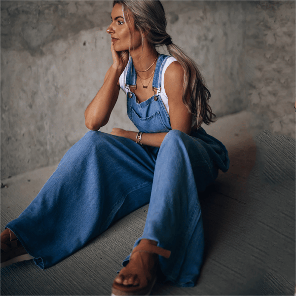 Moderner Damen Denim Overall. Lässiger Jeans-Jumpsuit, bequem für stilvolle Frühling-Sommer-Outfits.