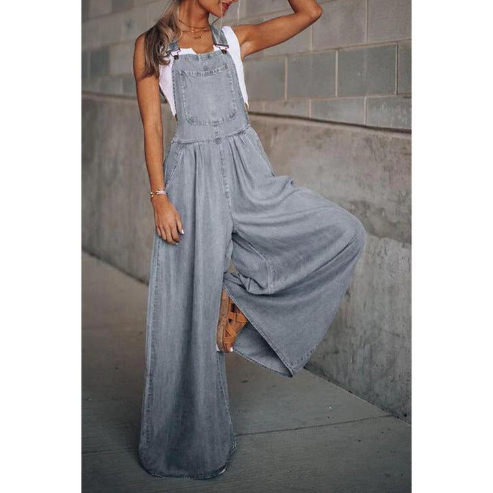 Bequemer & stilvoller Damen Denim Jumpsuit. Lässiger Jeans-Overall für moderne Frühling-Sommer-Mode.
