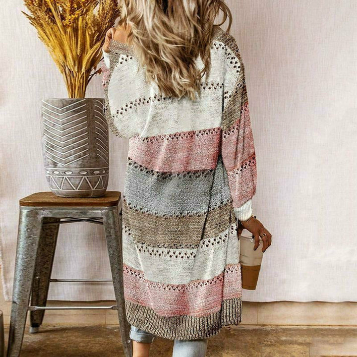 Lässiger gestreifter Damen Cardigan in Übergröße für Frühling & Herbst. Bequeme Langarm-Strickjacke für Freizeit.