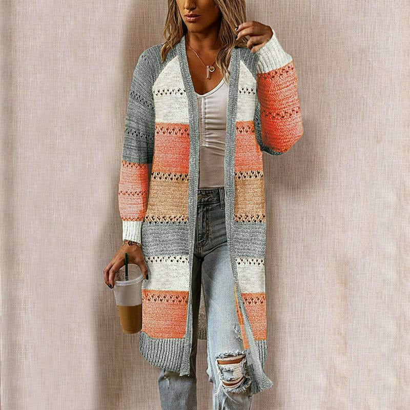 Gestreifte Damen Strickjacke in lässigem Stil, perfekt für Übergrößen. Trendige Freizeitmode für Frühling und Herbst.