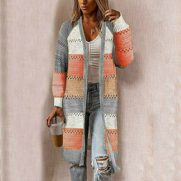 Gestreifte Damen Strickjacke in lässigem Stil, perfekt für Übergrößen. Trendige Freizeitmode für Frühling und Herbst.