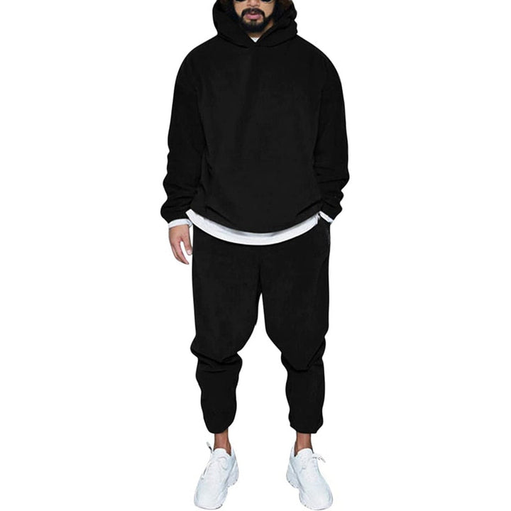 Aktuelle Herrenmode: Senn Jogger Sportanzug. Stylisches Outfit für den modernen Mann, sportlich und lässig.