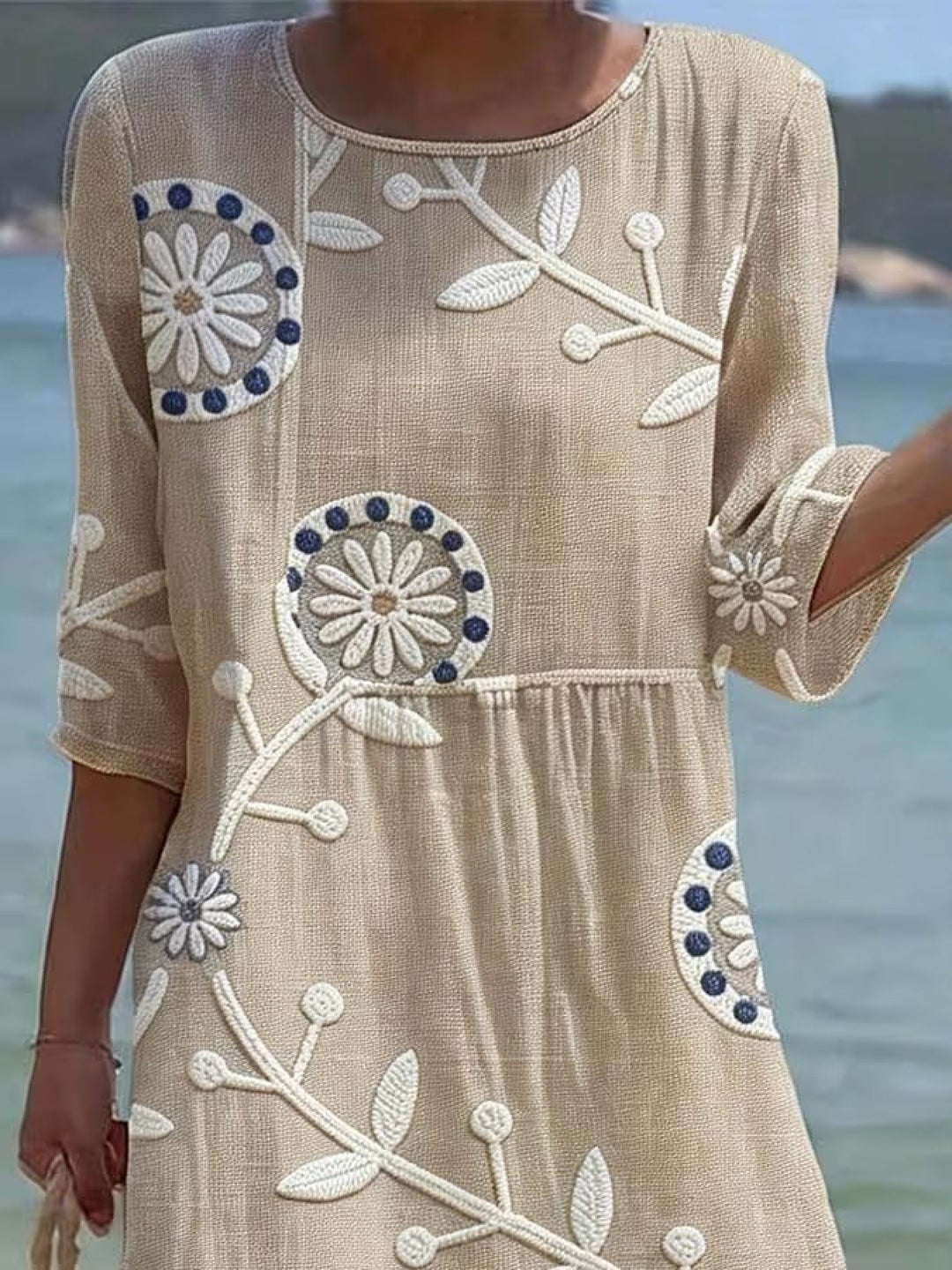 Komfortables, lässiges Damenkleid mit Mid-Sleeves. Ein trendiges Minikleid für Frühling & Sommer.