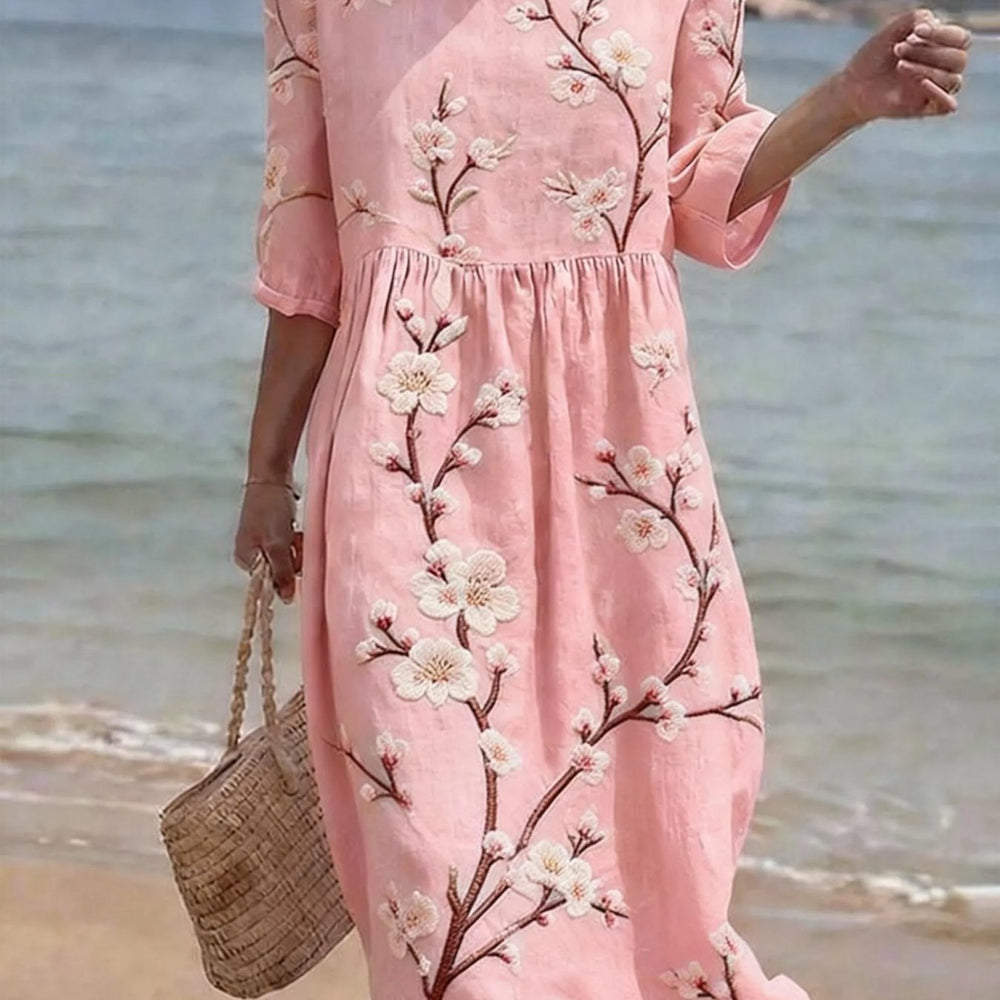 Vielseitiges Blumen Midikleid für Damen. Rosa Sommerkleid mit Ellenbogenärmeln, ideal für legere feminine Mode.