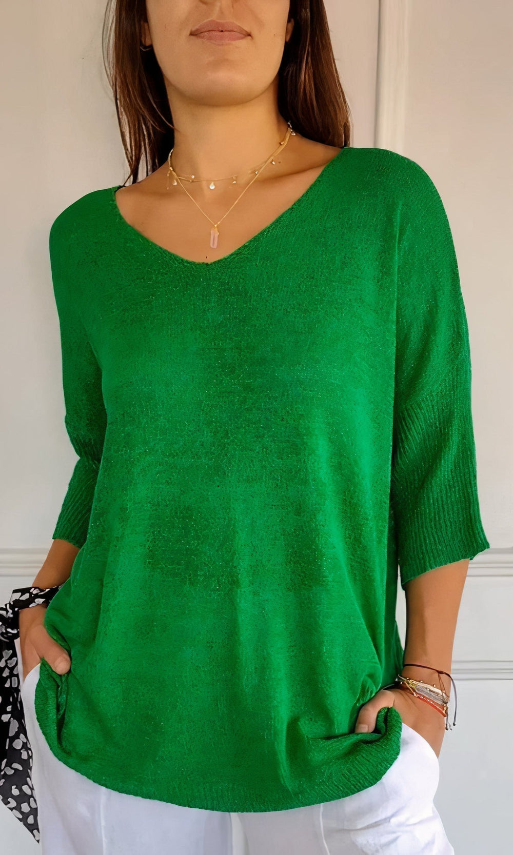 Stilvolles Damen Shirt mit V-Ausschnitt, perfekt für Frühling und Sommer Looks.