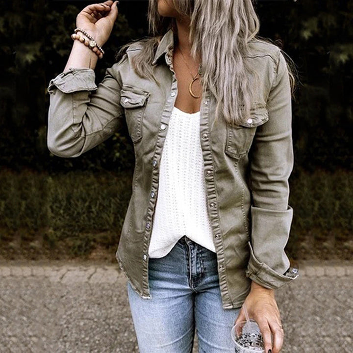 Modell trägt blaue Damen Jeansjacke, tailliert, perfekt kombiniert für ein lässiges Frühlings-Outfit.