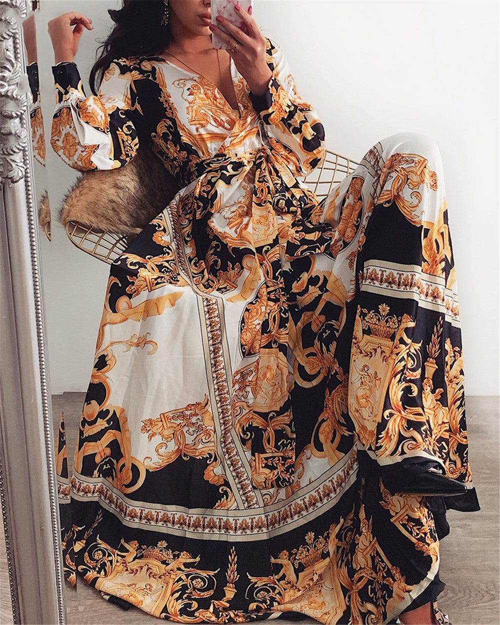 Rückansicht des fließenden Sommer Wickelkleids für Damen. Zartes Blumenmuster, eleganter Fall.