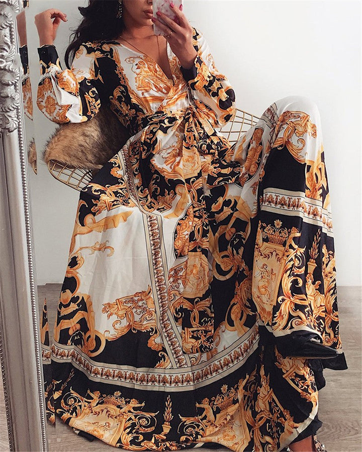 Rückansicht des fließenden Sommer Wickelkleids für Damen. Zartes Blumenmuster, eleganter Fall.