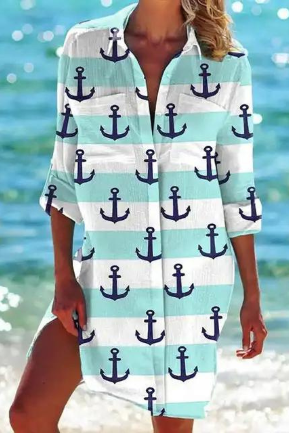 Elegante Damen Strandmode: Lange Sommerbluse mit maritimem Muster und Knopfleiste, bequem für warme Tage.