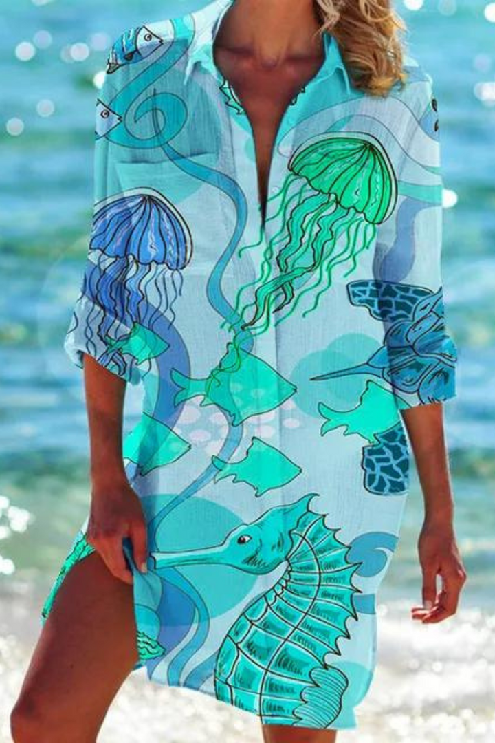 Damen Sommerkleid-Bluse mit stilvollem Meeresmotiv, Halbarm und Knopfleiste, ideal für Strand und Freizeit.