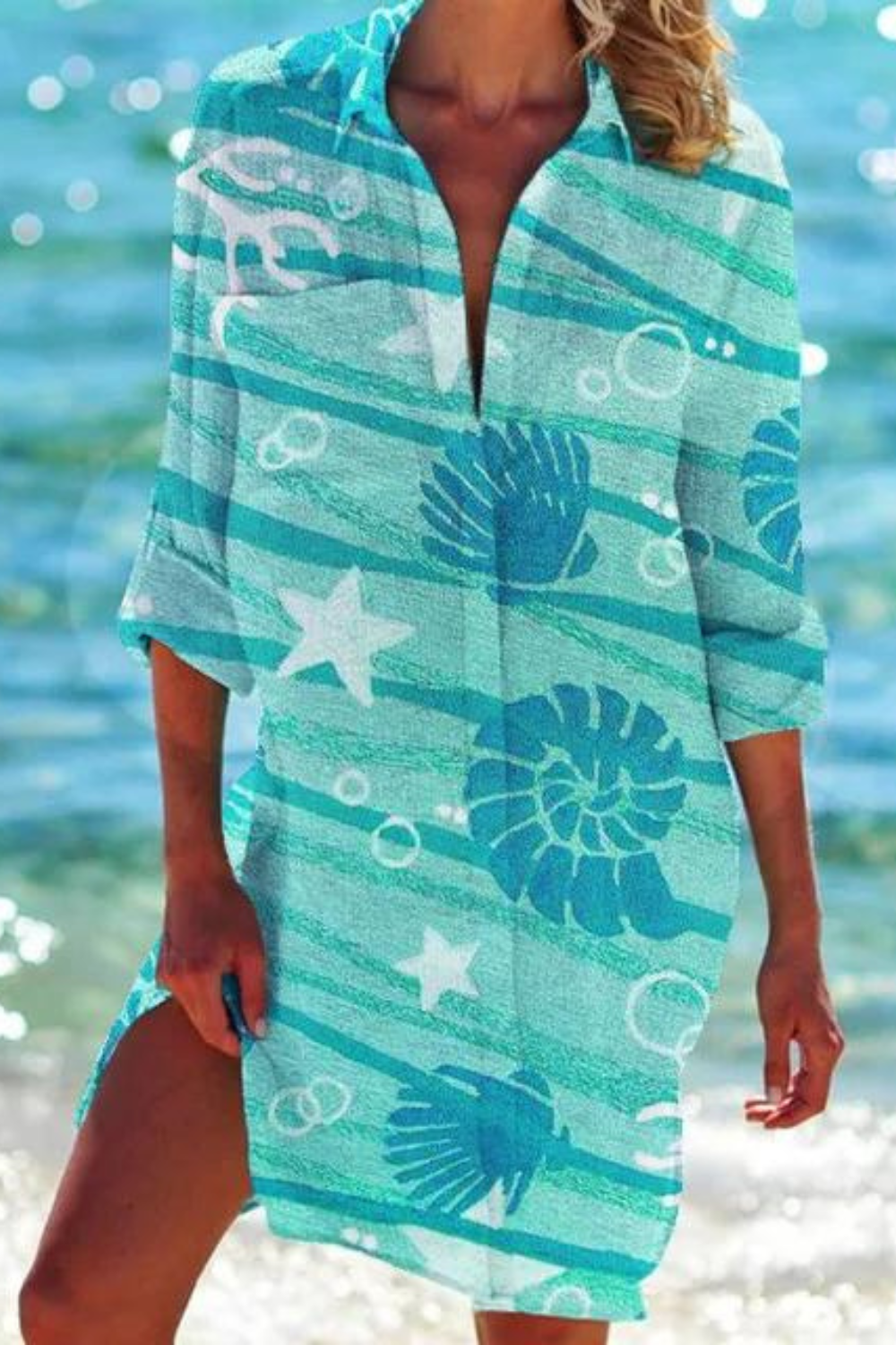 Lässige Damen Strandbluse, lang und locker, mit schickem Meeresmotiv – das perfekte Sommeroutfit.