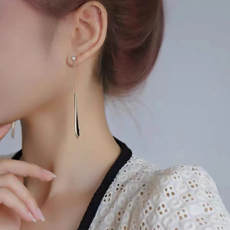 Detailansicht eleganter schwarzer Quastenohrringe für Damen, ein modisches Statement für jeden Anlass.