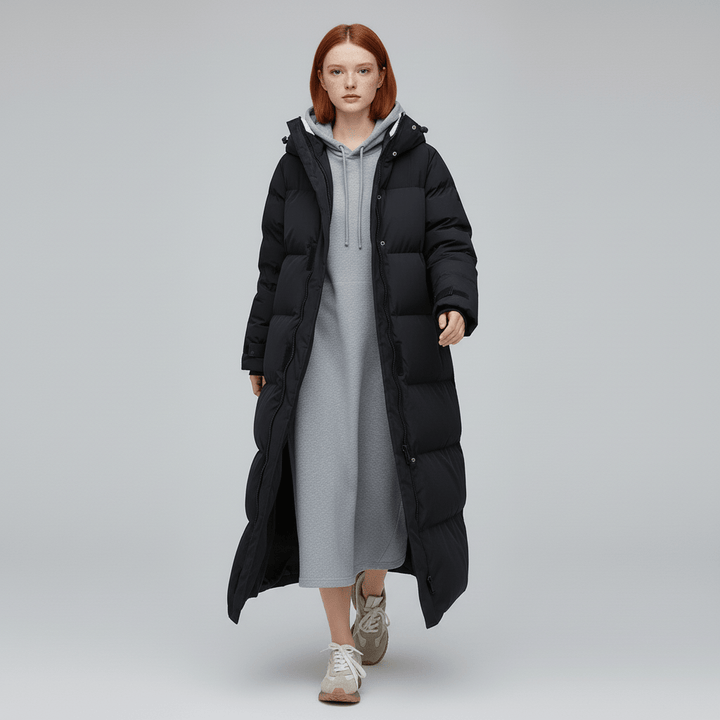 Rückenansicht des langen Damen Wintermantels Abigail mit Kapuze. Modisch & funktional, hält warm.