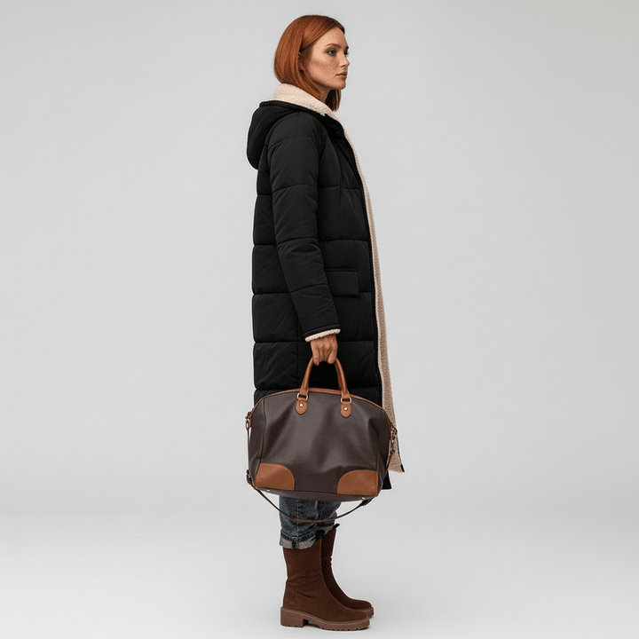 Model trägt langen gesteppten Damen-Wintermantel Lillian. Warme & stilvolle Oberbekleidung.