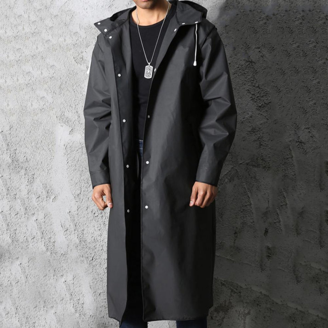 Moderner, langer Herren-Regenmantel in Schwarz, wasserdicht mit Kapuze, für optimalen Schutz bei Herbstwetter.