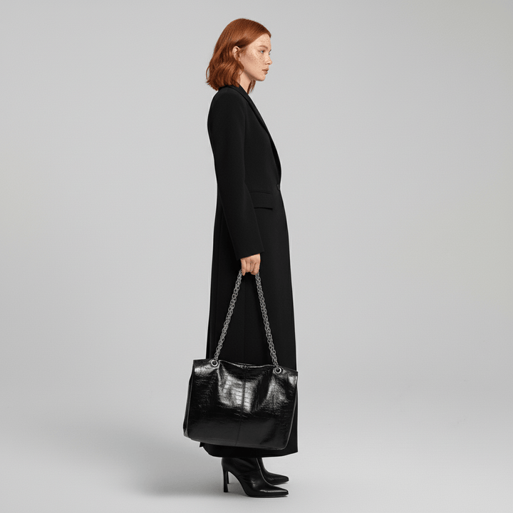 Eleganter, klassischer Damen-Mantel, tailliert, in tiefem Rubinrot. Perfekt für Herbst/Winter Oberbekleidung.