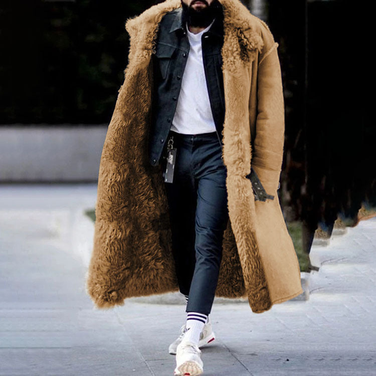 Komfortabler Herren Wintermantel für kalte Tage. Langer Schnitt, hält warm, passend für elegante Herrenbekleidung.