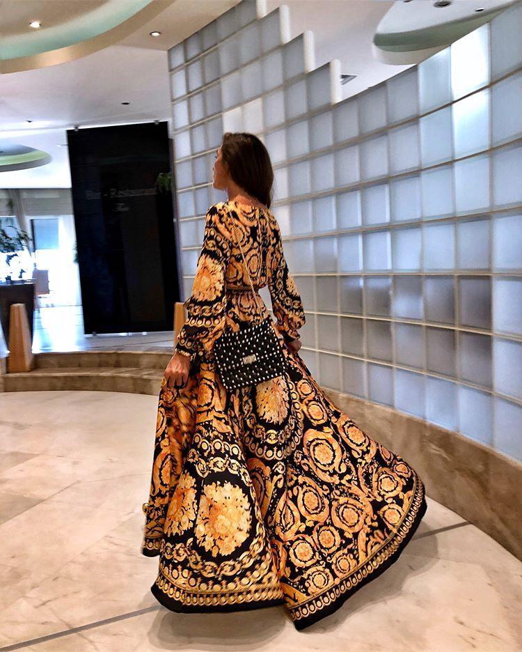 Nahaufnahme des Schlitzes: Fließendes Sommer Wickelkleid mit Blumenprint für Damen.
