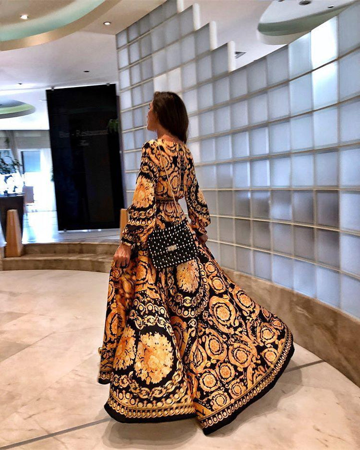 Nahaufnahme des Schlitzes: Fließendes Sommer Wickelkleid mit Blumenprint für Damen.