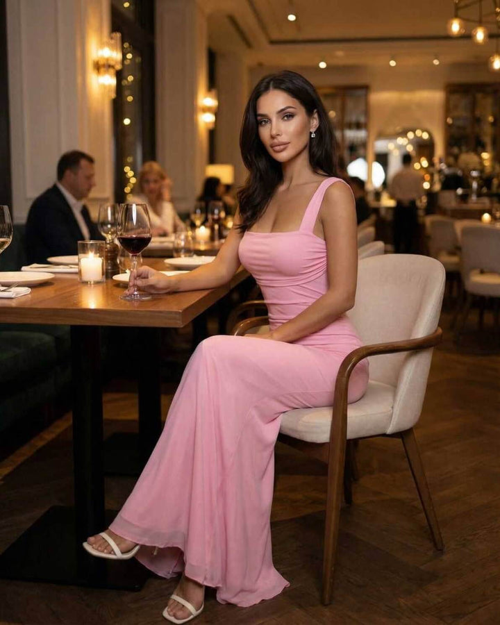 Ärmelloses, zartrosa Damen Maxikleid, figurbetont und elegant, ideal als Abend- oder Partykleid.