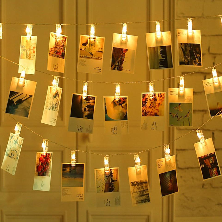 Stilvolle Wanddekoration: LED Clip Lichterkette, warmweiß, um Ihre Lieblingsfotos elegant zu zeigen.