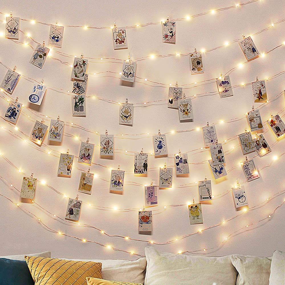 Nahaufnahme der Clips an der LED Lichterkette, warmweißes Licht, perfekt zum Halten von Fotos & Notizen.