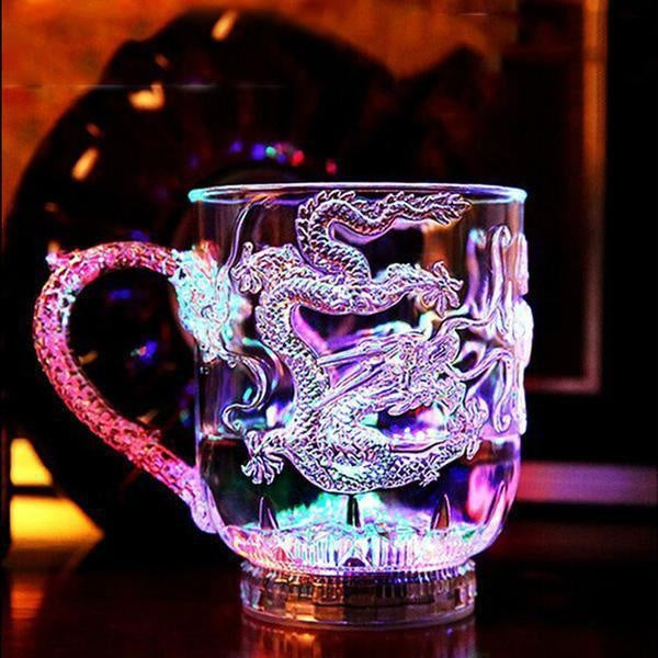 LED Drachenbecher mit Farbwechsel für Fantasy-Fans. Leuchtendes Trinkgefäß, ideal für Partys & Geschenke.
