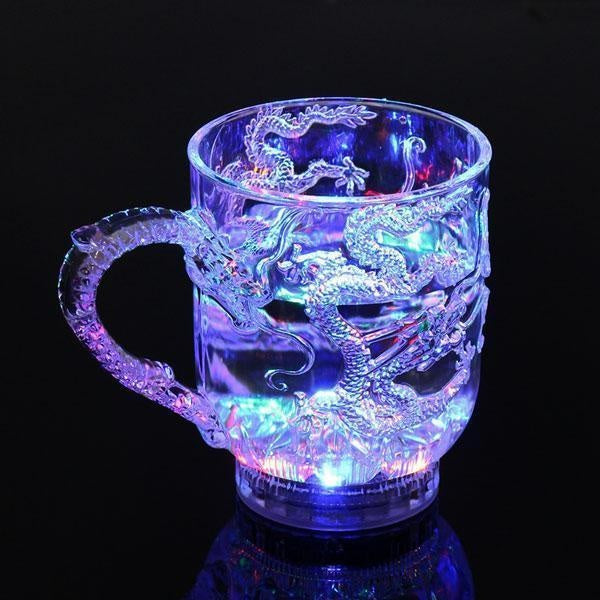 Magischer LED Drachenbecher mit Farbwechsel, beleuchtet jede Party. Tolles Gadget & Bierbecher für Drachenfans.