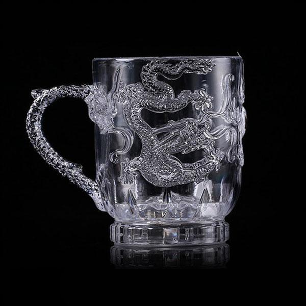 Detailreicher LED Drachenbecher mit leuchtendem Farbwechsel. Ein auffälliges Trinkgefäß für Fantasy-Events.