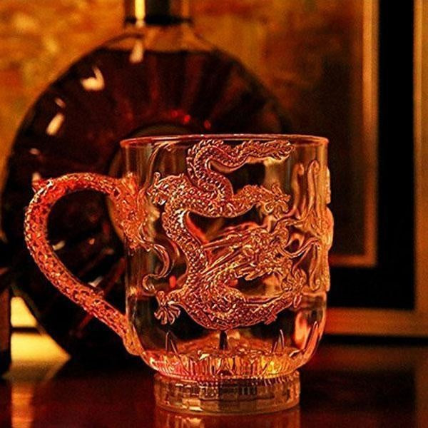 Faszinierender LED Drachenbecher, der mit Farbwechsel eine magische Atmosphäre schafft. Perfekt als Geschenk.