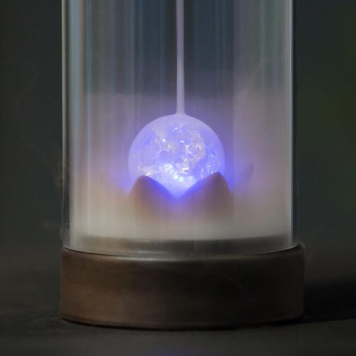 Beleuchteter LED Kristallball Räucherstäbchenhalter schafft entspannendes Ambiente für Meditation und Entspannung.