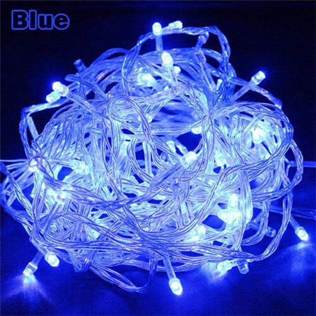 Detailaufnahme: Leuchtende LED Lichterkette, ideal für stimmungsvolle Weihnachts- und Festbeleuchtung.