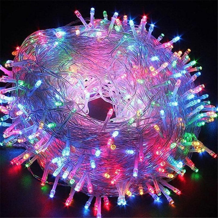 Funkelnde LED Lichterkette als Weihnachtsbaumschmuck, Fenster- oder Balkondeko für Festtage.