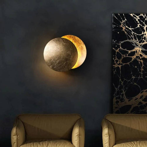 Goldene LED Mondlicht Wandlampe, modern & minimalistisch. Ambientebeleuchtung für Schlafzimmer & Flur.