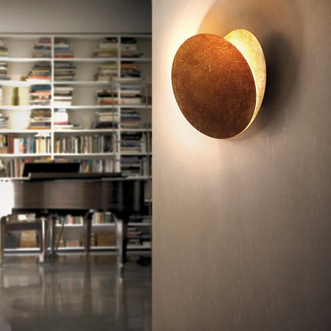 Schwarze LED Mondlicht Wandlampe, minimalistisches Design. Dekorative Wandleuchte für modernes Wohnen.