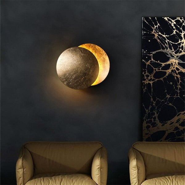 Dekorative LED Mondlicht Wandlampe als Ambientebeleuchtung. Schafft magische Atmosphäre im Wohnzimmer.