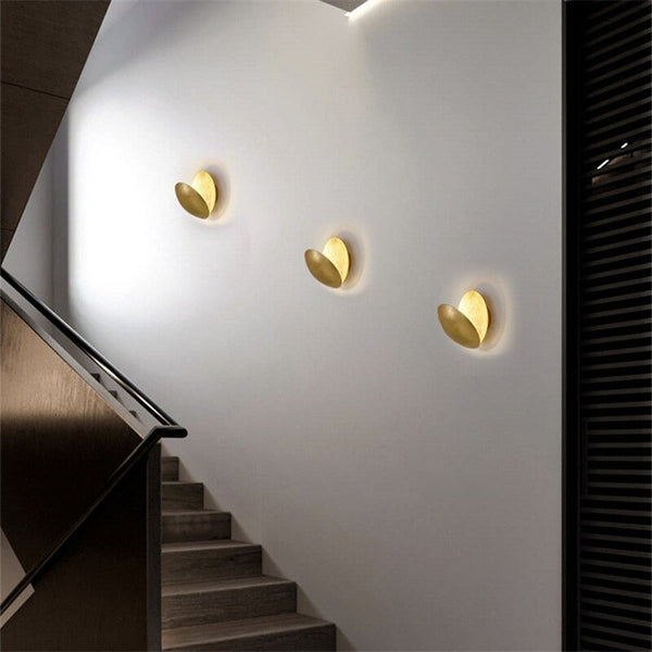 Elegante LED Mondlicht Wandlampe für das Wohnzimmer. Schafft warme, magische Beleuchtung für Entspannung.