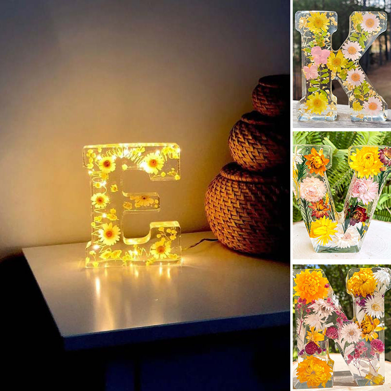 LED-Nachtlicht in Buchstabenform mit zarten Harzblumen. Perfekt als Deko für Wohn- & Schlafzimmer.