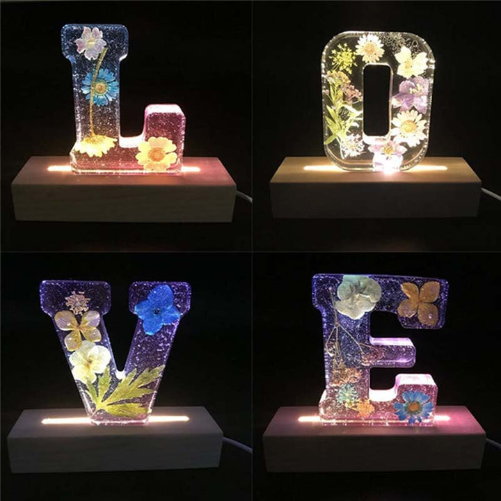 Stilvolles Nachtlicht in Buchstabenform, beleuchtet mit LEDs, Akzente durch zarte Harzblumen.