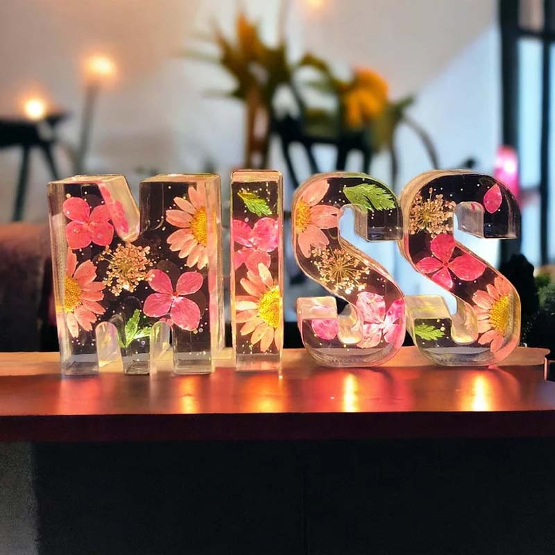 Gemütliches Ambiente: LED-Lampe als Buchstabe, gefüllt mit echten Harzblumen für sanftes Licht.