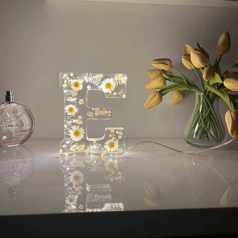 Unikat LED-Nachtlicht mit Harzblumen in Buchstabenform, zaubert warmes Licht in jeden Raum.