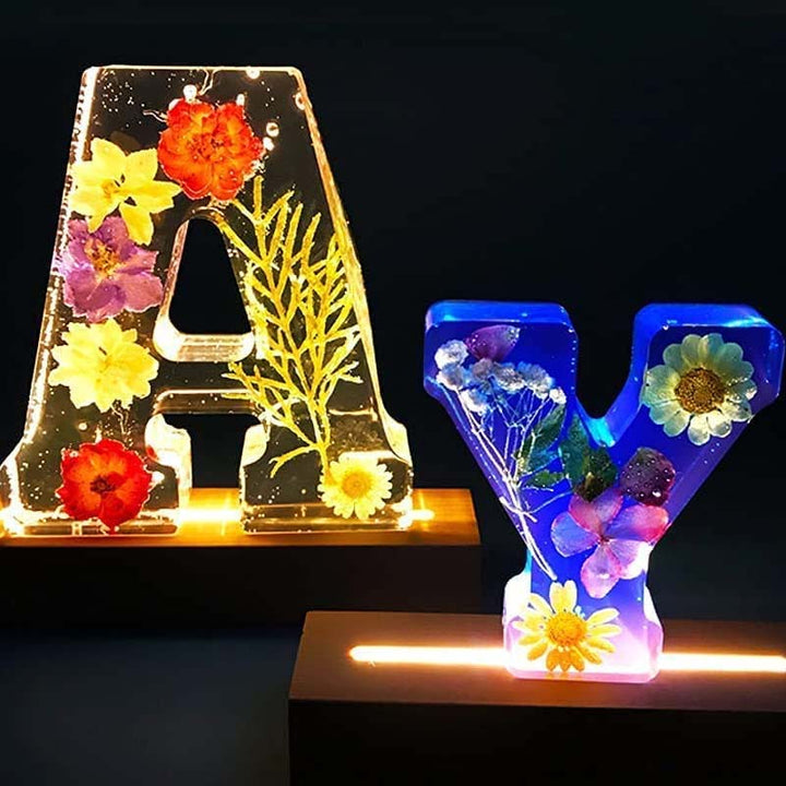 Buchstaben-Nachtlicht mit warmweißen LEDs und eingebetteten Harzblumen, tolles Ambiente-Licht.