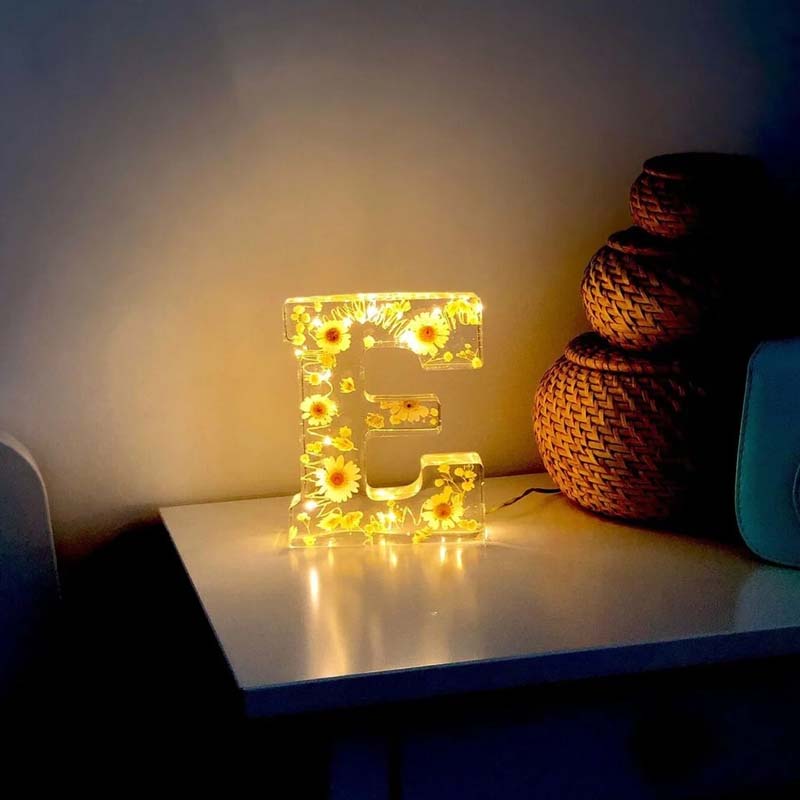 Personalisierte Deko: LED-Buchstabenlampe mit filigranen Harzblumen, eine stilvolle Geschenkidee.